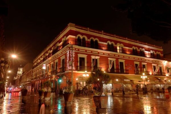 Puebla espera recibir a más de medio millón de visitantes durante el Mundial 2026; el sector hotelero exige atender seguridad y vialidades. FOTO: Expedia.