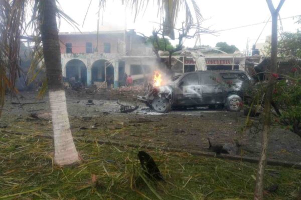 Un vehículo cargado con explosivos estalló afuera de la comandancia de la Policía Comunitaria en Coahuayana, Michoacán, FOTO: X @azucenau.