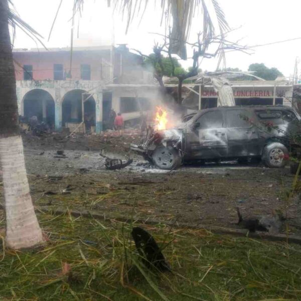 Un vehículo cargado con explosivos estalló afuera de la comandancia de la Policía Comunitaria en Coahuayana, Michoacán, FOTO: X @azucenau.