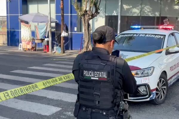 La policía confirmó que el supuesto explosivo no tenía capacidad de detonación; ya revisan cámaras del banco y de la zona para identificar al responsable. FOTO; N+.