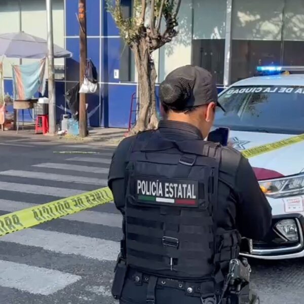 La policía confirmó que el supuesto explosivo no tenía capacidad de detonación; ya revisan cámaras del banco y de la zona para identificar al responsable. FOTO; N+.