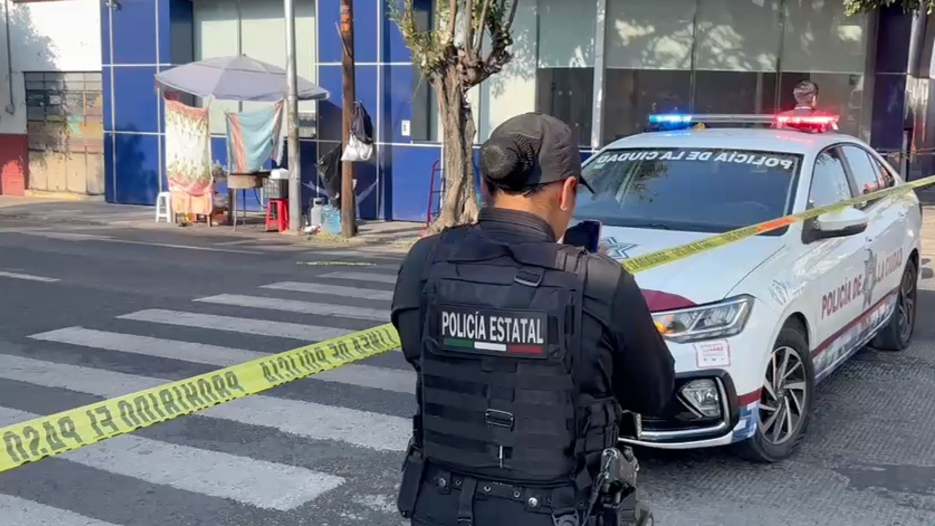 La policía confirmó que el supuesto explosivo no tenía capacidad de detonación; ya revisan cámaras del banco y de la zona para identificar al responsable. FOTO; N+.