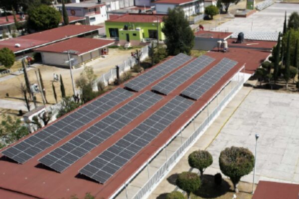 Puebla acelera su transición energética: 42 edificios públicos ya cuentan con paneles solares y 600 escuelas se sumarán al programa. FOTO: La Jornada de Oriente.