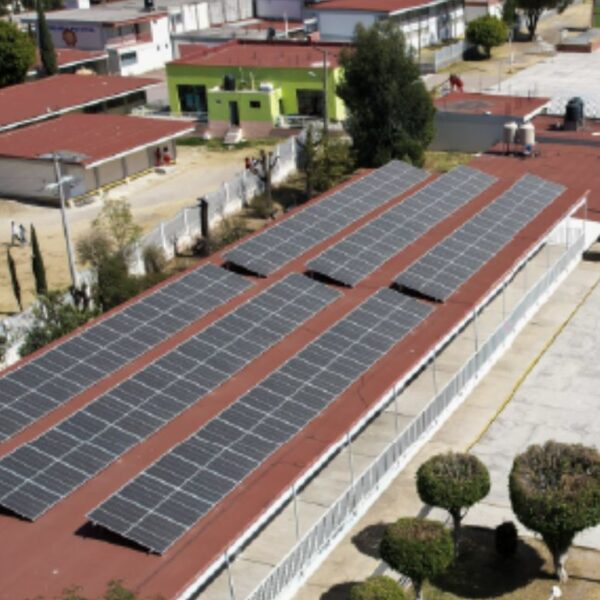 Puebla acelera su transición energética: 42 edificios públicos ya cuentan con paneles solares y 600 escuelas se sumarán al programa. FOTO: La Jornada de Oriente.
