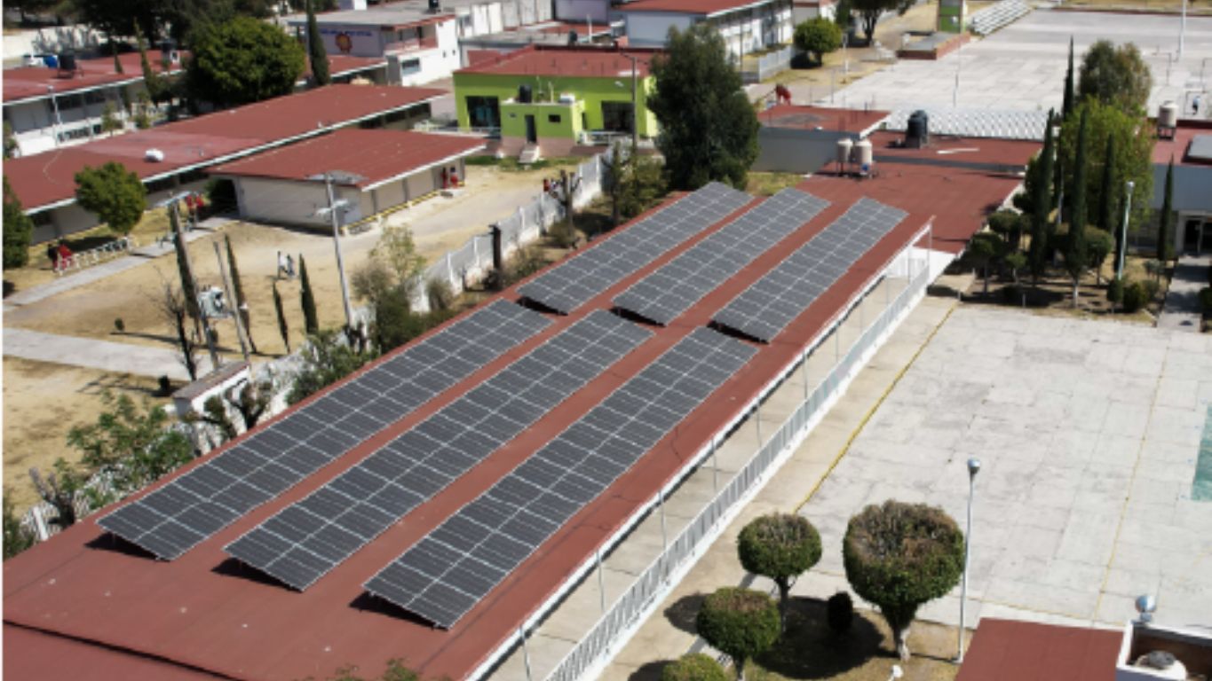 Instalarán paneles solares en edificios públicos y 600 escuelas de Puebla