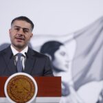 Harfuch descarta terrorismo en coche bomba de Michoacán y apunta a disputa del crimen organizado El Gobierno federal descartó que la explosión de un coche bomba en Michoacán sea terrorismo; Harfuch confirmó que el ataque está ligado a la disputa entre cárteles. FOTO: EFE.