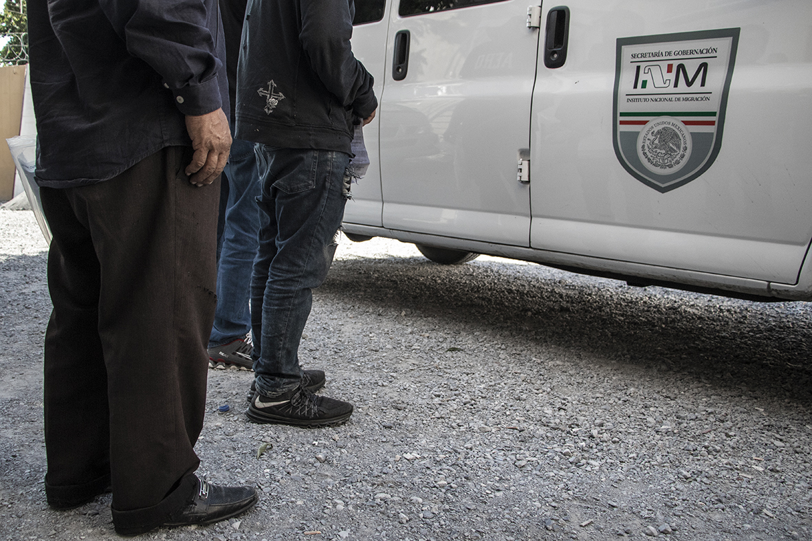 INM inhabilita a agentes por pedir dinero a paisanos que regresan a México; se inicia investigación