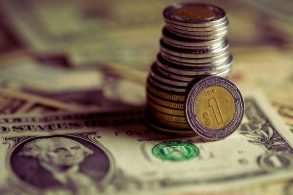 Caída de más de 60% en la Inversión Extranjera Directa que llegó a Puebla en 2025 encendió alertas por el impacto en la llegada de nuevos proyectos y en el dinamismo industrial del estado. FOTO: Canva.