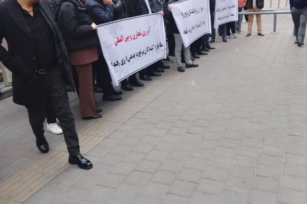 El malestar económico en Irán se trasladó este domingo a las calles y mercados de su capital. Comerciantes de distintos sectores paralizaron actividades en Teherán con protestas. FOTO: X @Mojahedineng.