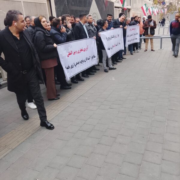 El malestar económico en Irán se trasladó este domingo a las calles y mercados de su capital. Comerciantes de distintos sectores paralizaron actividades en Teherán con protestas. FOTO: X @Mojahedineng.