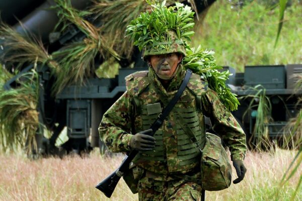 Japón dio un giro histórico a su política de defensa al aprobar el mayor presupuesto militar de su historia, el entorno regional cada vez más tenso.. FOTO: AFP.