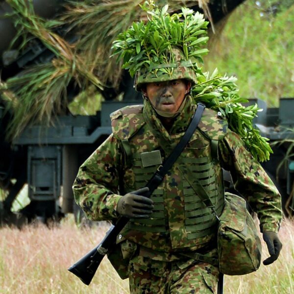 Japón dio un giro histórico a su política de defensa al aprobar el mayor presupuesto militar de su historia, el entorno regional cada vez más tenso.. FOTO: AFP.