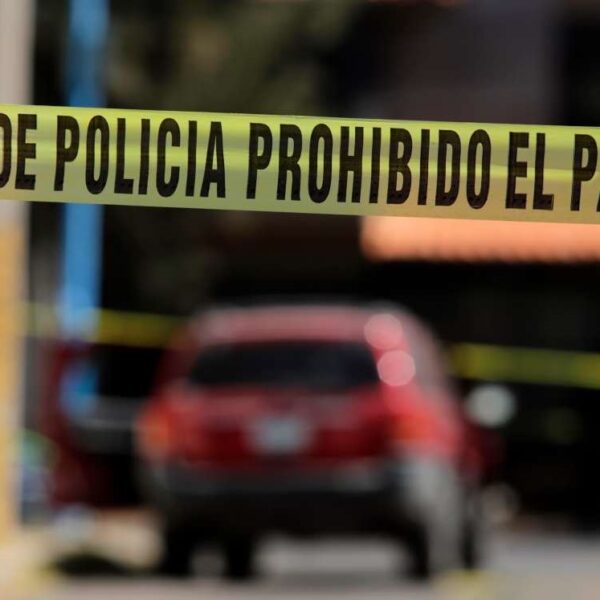 El cuerpo de un hombre fue localizado dentro de un tambo, al interior de una bodega en la junta auxiliar de San Francisco Totimehuacan. FOTO: Milenio.