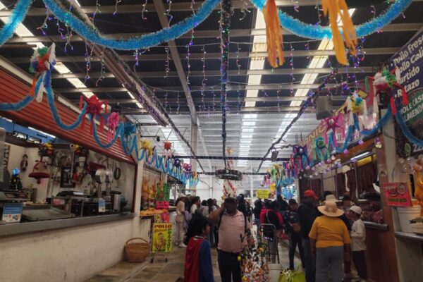 El comercio popular de Puebla dio un paso clave hacia la certeza jurídica con la regularización de 409 locales en mercados municipales.