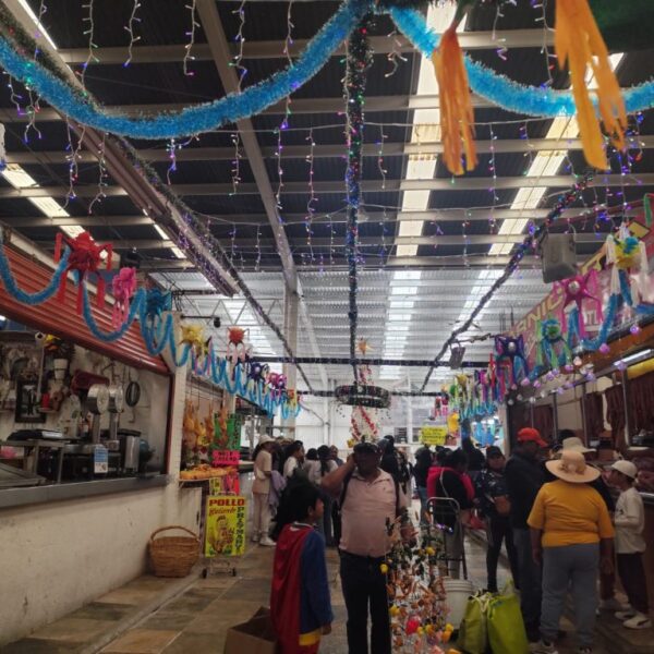 El comercio popular de Puebla dio un paso clave hacia la certeza jurídica con la regularización de 409 locales en mercados municipales.