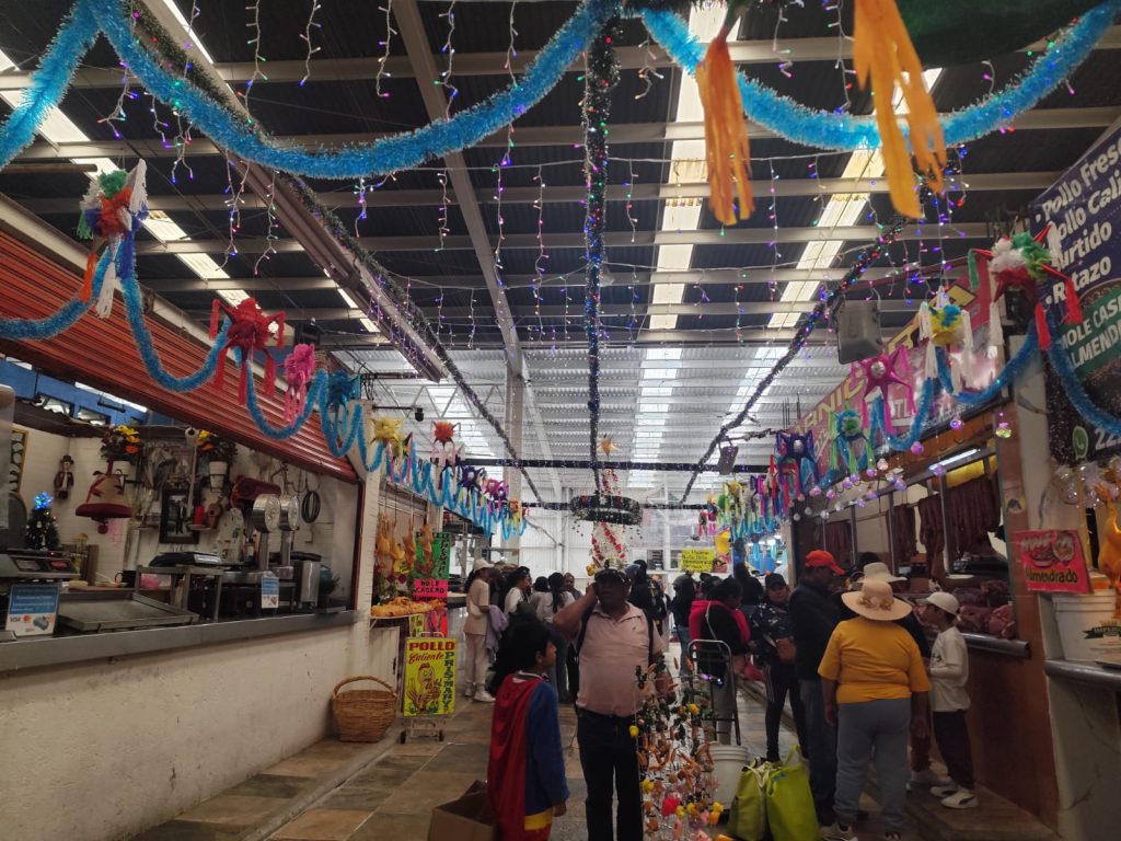 El comercio popular de Puebla dio un paso clave hacia la certeza jurídica con la regularización de 409 locales en mercados municipales.