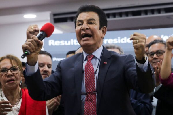 El conteo presidencial en Honduras sigue sin una definición oficial mientras crecen las tensiones por fraude entre Asfura y Nasralla. FOTO: Reuters.