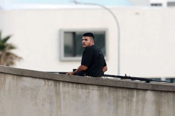 Una celebración por el inicio de Janucá en una playa de Sídney terminó en tragedia tras un ataque armado que movilizó a fuerzas de seguridad locales y federales. FOTO: The Sidney Morning Herald.