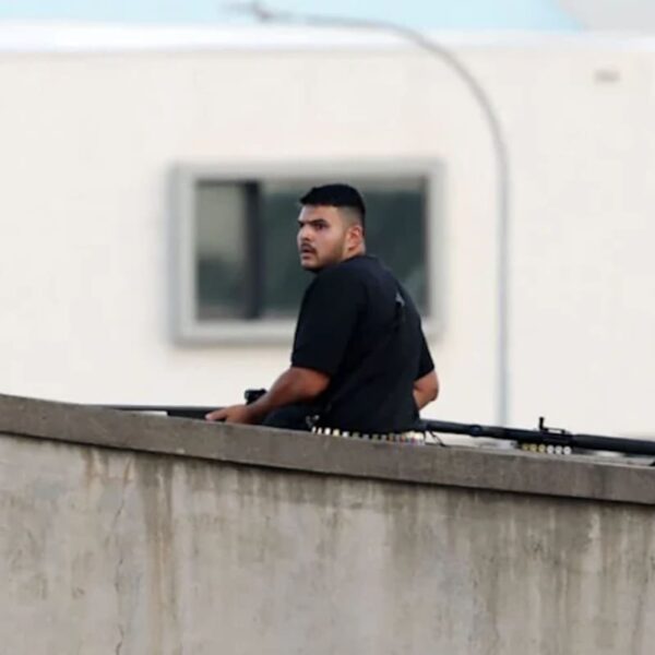 Una celebración por el inicio de Janucá en una playa de Sídney terminó en tragedia tras un ataque armado que movilizó a fuerzas de seguridad locales y federales. FOTO: The Sidney Morning Herald.