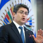 El indulto otorgado por Donald Trump al expresidente hondureño Juan Orlando Hernández desató un nuevo oleaje de críticas y cuestionamientos en Washington y América Latina. FOTO: EFE.