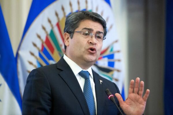 El indulto otorgado por Donald Trump al expresidente hondureño Juan Orlando Hernández desató un nuevo oleaje de críticas y cuestionamientos en Washington y América Latina. FOTO: EFE.