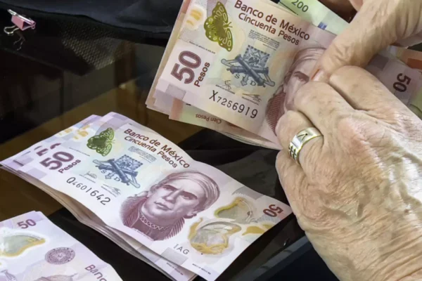 Jubilados del IMSS e ISSSTE ya pueden reclamar su pensión. FOTO: Expansión MX.