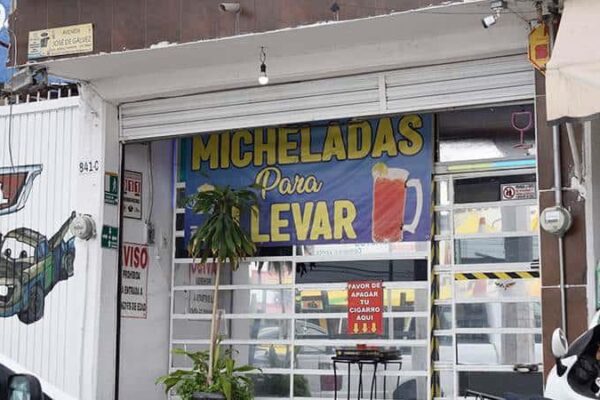 El Ayuntamiento de Puebla prepara acciones legales para frenar la venta clandestina de micheladas en cocheras y unidades habitacionales. FOTO: El Pulso.