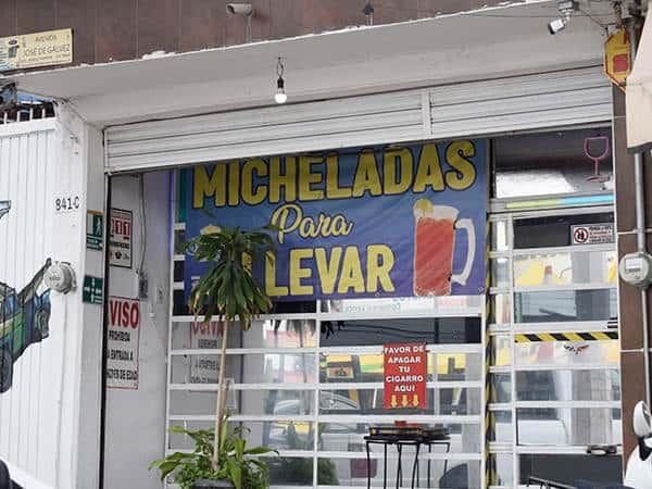 El Ayuntamiento de Puebla prepara acciones legales para frenar la venta clandestina de micheladas en cocheras y unidades habitacionales. FOTO: El Pulso.