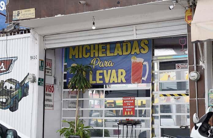 Puebla alista operativos legales para frenar venta clandestina de micheladas en cocheras