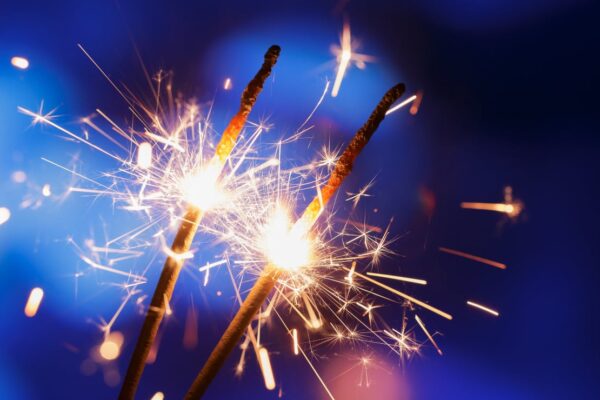 Luego de semanas de pérdidas económicas, comerciantes de pirotecnia de luz en Tehuacán lograron una resolución judicial que cambia su panorama para la temporada decembrina. FOTO: Pexels.