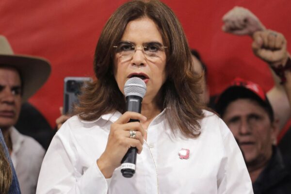 La disputa poselectoral en Honduras escaló este domingo con el rechazo público de Rixi Moncada a los resultados preliminares. FOTO: Reuters.