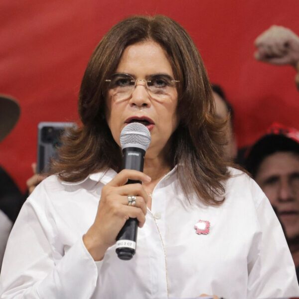 La disputa poselectoral en Honduras escaló este domingo con el rechazo público de Rixi Moncada a los resultados preliminares. FOTO: Reuters.