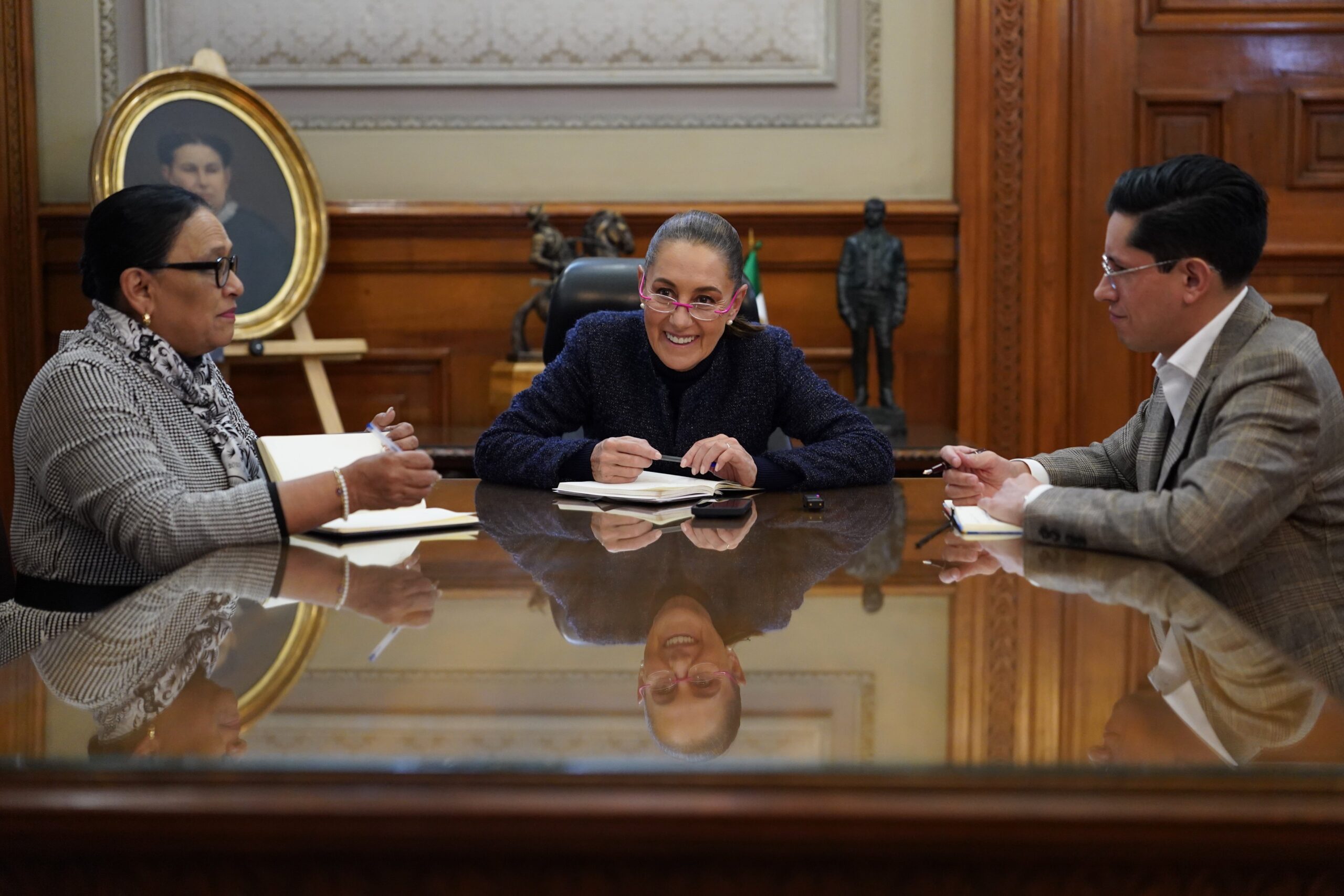 Sheinbaum reitera invitación al papa León XIV para visitar México durante llamada telefónica