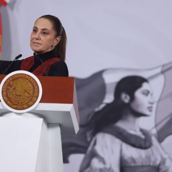 Sheinbaum reiteró que México no está de acuerdo con las intervenciones tras el supuesto ataque terrestre de Estados Unidos en Venezuela. FOTO: EFE.