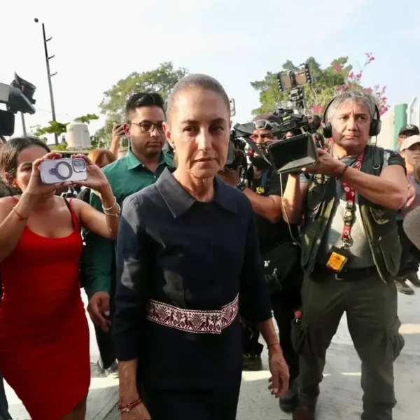 Claudia Sheinbaum anunció un apoyo inmediato de 30 mil pesos para cada familia afectada por el descarrilamiento del Tren Interoceánico. FOTO: La Jornada Hidalgo.