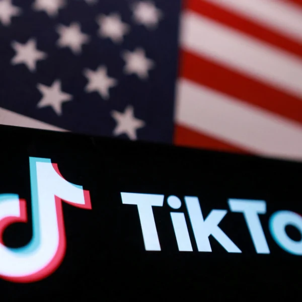 TikTok dio un paso clave para definir su permanencia en Estados Unidos con la firma del acuerdo para cumplir las exigencias estadounidenses. FOTO: Getty Images.