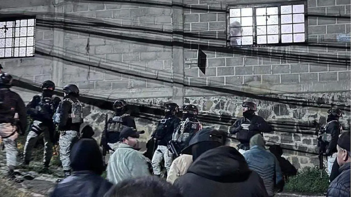 Un operativo para cerrar zanjas de riego en la comunidad indígena de Alpanocan, Tochimilco, derivó en un enfrentamiento con fuerzas federales y estatales FOTO: El Sol de Puebla.