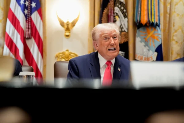 Las declaraciones más recientes de Donald Trump incrementaron la tensión en torno a la operación militar que Estados Unidos mantiene en el Caribe y el Pacífico. FOTO: Bloomberg.