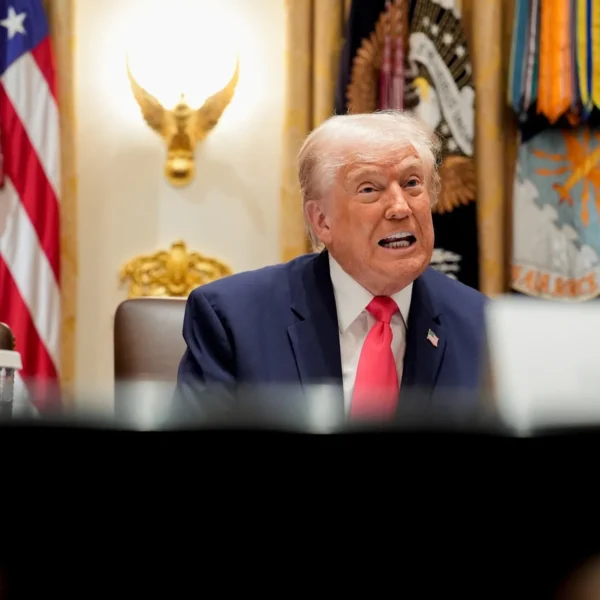 Las declaraciones más recientes de Donald Trump incrementaron la tensión en torno a la operación militar que Estados Unidos mantiene en el Caribe y el Pacífico. FOTO: Bloomberg.
