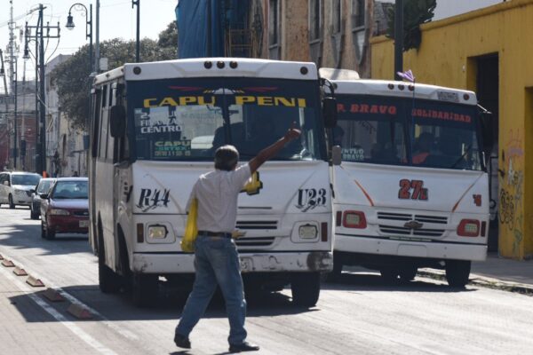 En 2024 se denunciaron más de mil 500 robos en transporte público en Puebla. No hubo detenidos ni sentencias. FOTO: Es Imagen.