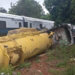 Un tráiler invadió las vías del Ferrocarril Interoceánico en Chiapas y provocó un choque con un tren de pasajeros que cubría la ruta Coatzacoalcos–Pakal Ná. FOTO: El País.
