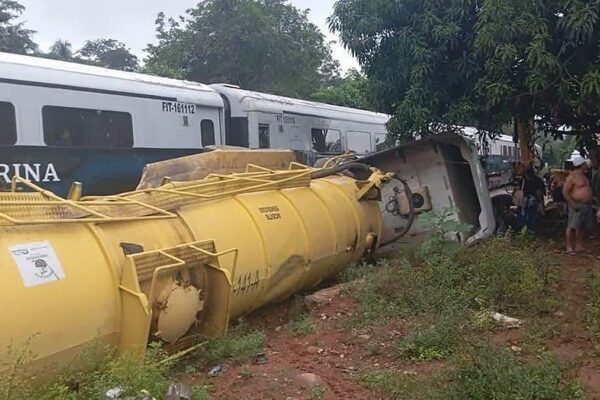 Un tráiler invadió las vías del Ferrocarril Interoceánico en Chiapas y provocó un choque con un tren de pasajeros que cubría la ruta Coatzacoalcos–Pakal Ná. FOTO: El País.