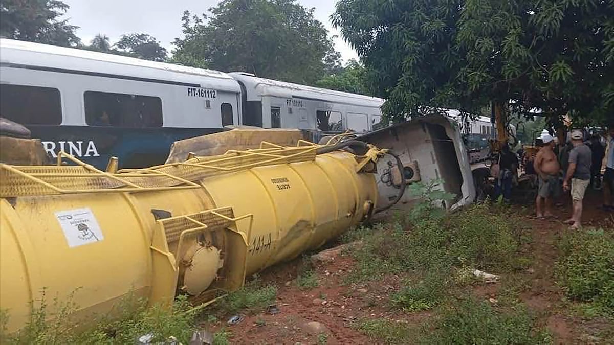 Un tráiler invadió las vías del Ferrocarril Interoceánico en Chiapas y provocó un choque con un tren de pasajeros que cubría la ruta Coatzacoalcos–Pakal Ná. FOTO: El País.