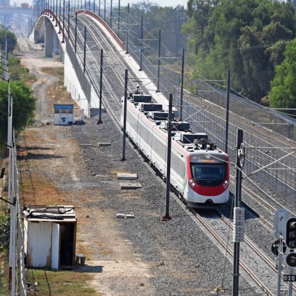 Las pruebas del Tren México–AIFA ya comenzaron en municipios del Estado de México. FOTO: El Universal.