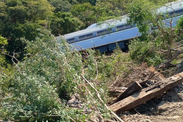 Una unidad de la Línea Z del Tren Interoceánico sufrió un descarrilamiento este domingo en Oaxaca. FOTO: X @EdwinMComunica.