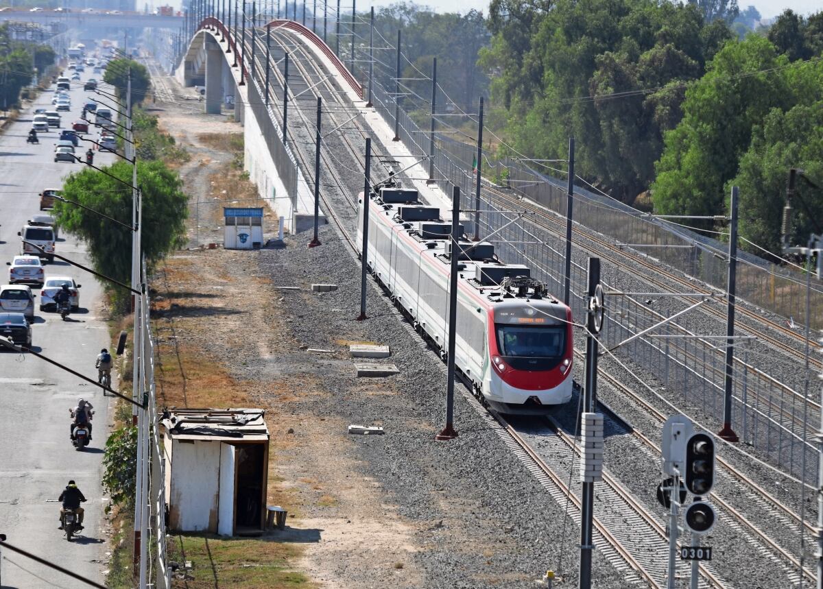 Inician pruebas con catenaria electrificada en el Tren México-AIFA; avanzan trabajos hacia su apertura