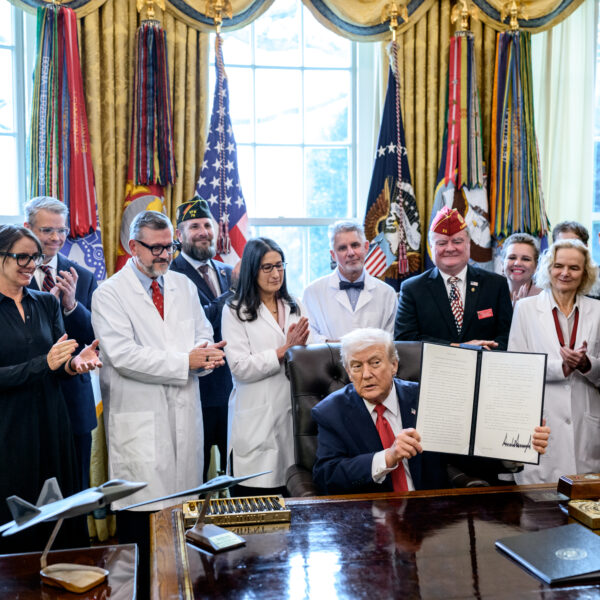 La política antidrogas de Estados Unidos dio un giro al reclasificar la mariguana como una droga de menor peligrosidad. FOTO: The White House.