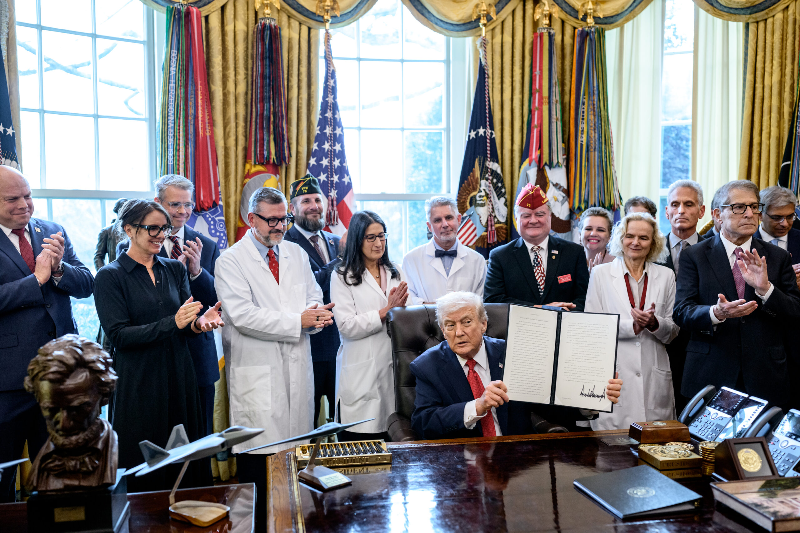 La política antidrogas de Estados Unidos dio un giro al reclasificar la mariguana como una droga de menor peligrosidad. FOTO: The White House.