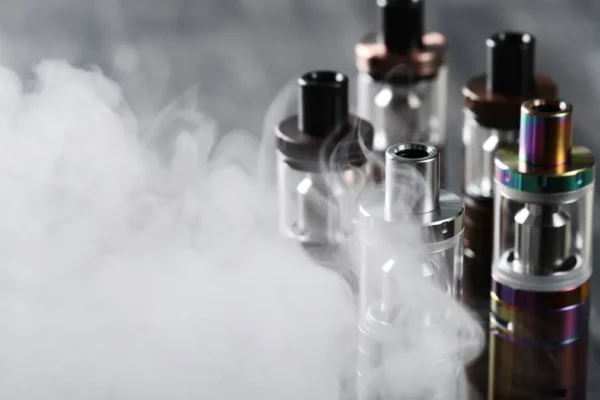 La Cámara de Diputados aprobó en lo general la reforma que prohíbe los vapeadores y establece penas de hasta ocho años de prisión para quienes los comercialicen. FOTO: Consultor Salud.