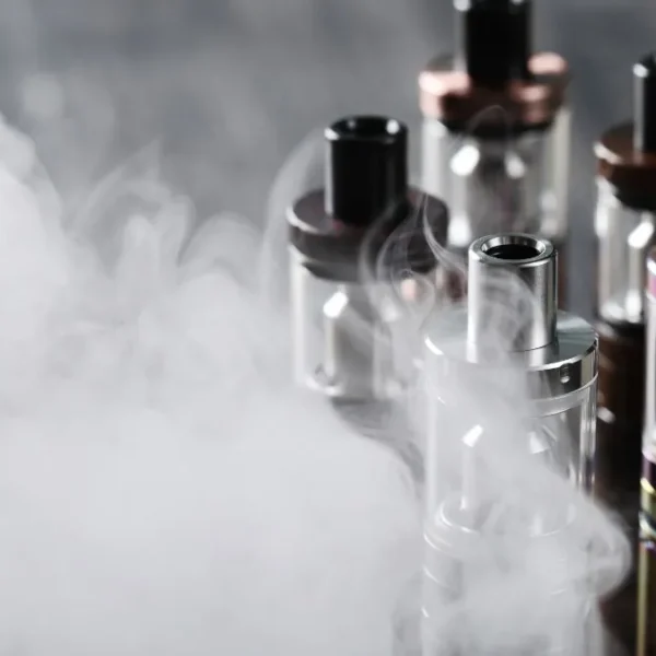 La Cámara de Diputados aprobó en lo general la reforma que prohíbe los vapeadores y establece penas de hasta ocho años de prisión para quienes los comercialicen. FOTO: Consultor Salud.